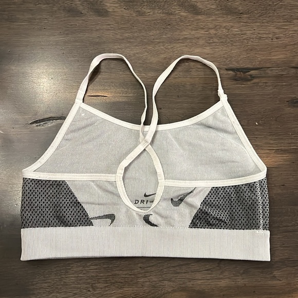 Nike sports bra. Girls medium like new. - Picture 2 of 3